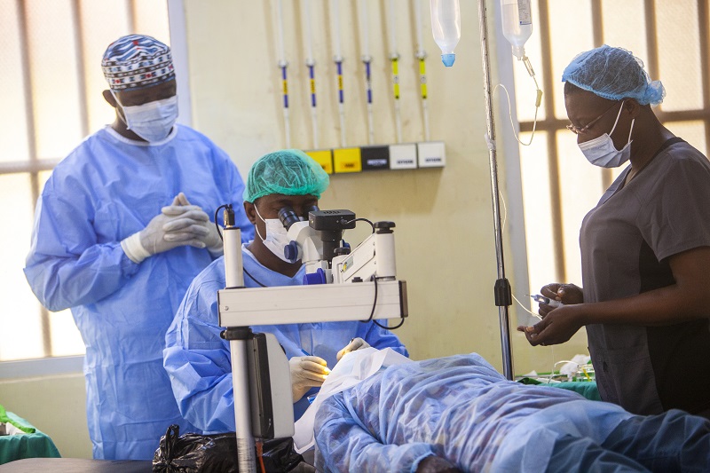 La cataracte est l’un des problèmes de santé publique au Togo. Sur l'initiative du chef de l’Etat, Faure Essozimna Gnassingbé, le gouvernement a engagé cette année des actions humanitaires pour réduire les cas de cécité et permettre aux personnes souffrant de cette pathologie de retrouver l’usage entier de leur vue. Cette initiative présidentielle dénommée « Zéro cataracte » a démarré le 14mars 2022 dans la région des Savanes et s’est poursuivie dans les régions de la Kara et Centrale. Cette action humanitaire se déroule actuellement dans les Plateaux où, elle a été lancée le 11 juillet dernier.