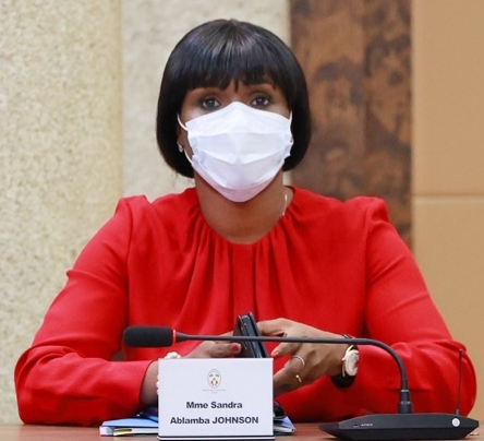 Mesures d’atténuation de l’impact du conflit européen sur les économies africaines : le Togo fait de nouvelles propositions Madame le ministre, Secrétaire générale de la Présidence de la République, Sandra Ablamba Johnson, a pris part, ce 21 juillet 2022, à un webinaire de dialogue politique sur l’impact de la guerre russo-ukrainienne sur les prix des matières premières et des produits alimentaires en Afrique