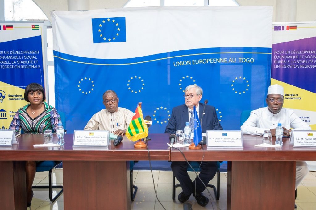 Le partenariat entre le Togo et l’Union européenne (UE) se renforce avec la conclusion de deux nouvelles conventions de financement. D’un montant global de 55 millions d’euros, cet accord de financement a été signé à Lomé ce vendredi 28 octobre 2022 par Madame Sandra Ablamba Johnson, ministre, Secrétaire générale de la Présidence de la République et Monsieur Joaquin Tasso Villalonga, chef de la Délégation de l’Union européenne.