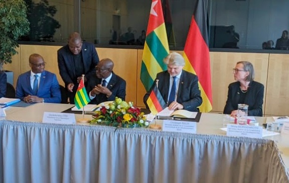 Une délégation togolaise a effectué une mission de négociations sur la coopération bilatérale les 22 et 23 novembre 2022 à Berlin en Allemagne. Les négociations conduites par Monsieur Simféitchéou Pré, ministre, Conseiller du Président de la République et Monsieur Christoph Rauh, Directeur Afrique au ministère fédéral de la coopération économique et du développement (BMZ) ont abouti à des appuis techniques et financiers.