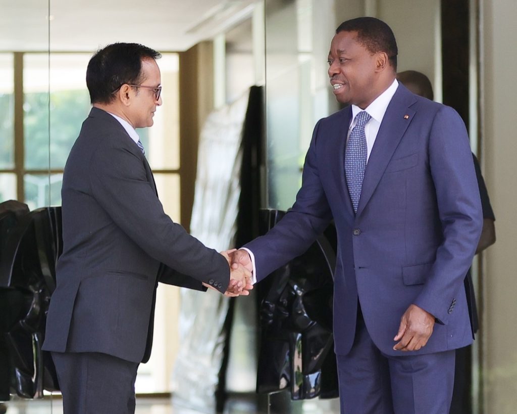 L’Ile Maurice entend renforcer sa coopération avec le Togo notamment dans le domaine économique. Le Président de la République, Faure Essozimna Gnassingbé a reçu dans ce sens, le Directeur général de la Commission nationale des services financiers de ce pays frère, Monsieur Dhanesswurnath Vikash Thakoor.