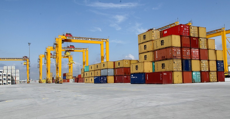 Le Togo a réédité pour la cinquième fois consécutive une belle performance en matière de prestations portuaires. En effet, selon le classement 2022 de la revue londonienne Lloyd’s List spécialisée dans la logistique et le commerce maritimes, la plateforme togolaise a réalisé en 2021, une nouvelle croissance à deux chiffres de son trafic. Le pays a brassé 1 962 304 d’EVP (Équivalent vingt pieds) contre 1 725 270 en 2020, soit une progression de 13,7 %.