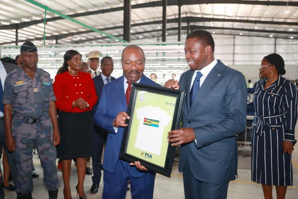 En séjour à Lomé les 30 novembre et 1er décembre 2022, le Président gabonais Ali Bongo Ondimba a poursuivi avec le chef de l’Etat Faure Essozimna Gnassingbé, la visite de sites dont le lien réside dans l’intérêt réciproque des deux pays d’apprendre mutuellement de leurs meilleures pratiques.