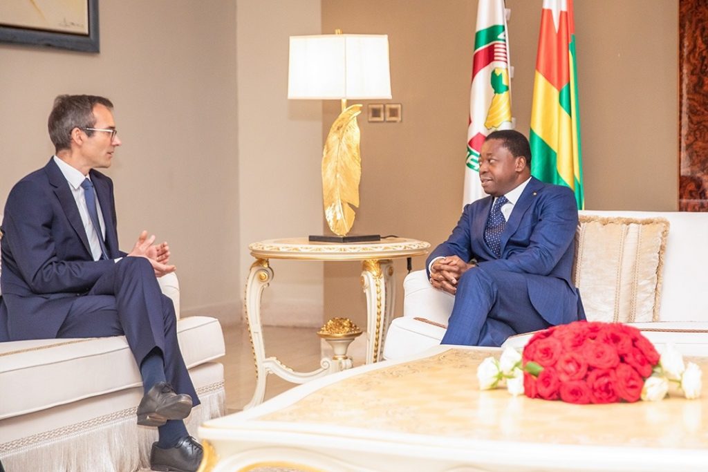Ce lundi 12 décembre 2022, le nouvel ambassadeur de la France au Togo, Augustin Favereau, a présenté ses lettres de créance au chef de l’Etat S.E.M. Faure Essozimna Gnassingbé.