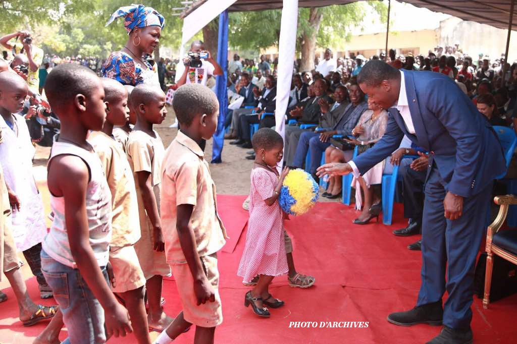 Conformément à la tradition instaurée par le chef de l’Etat, les enfants du personnel de la Présidence de la République reçoivent des cadeaux et des kits de vivres à l’approche des fêtes de fin d’année. Cette année encore, la tradition a été respectée. Les enfants du personnel ont reçu ce vendredi 23 décembre 2022, des kits alimentaires et des jouets offerts par le Président de la République Faure Essozimna Gnassingbé.