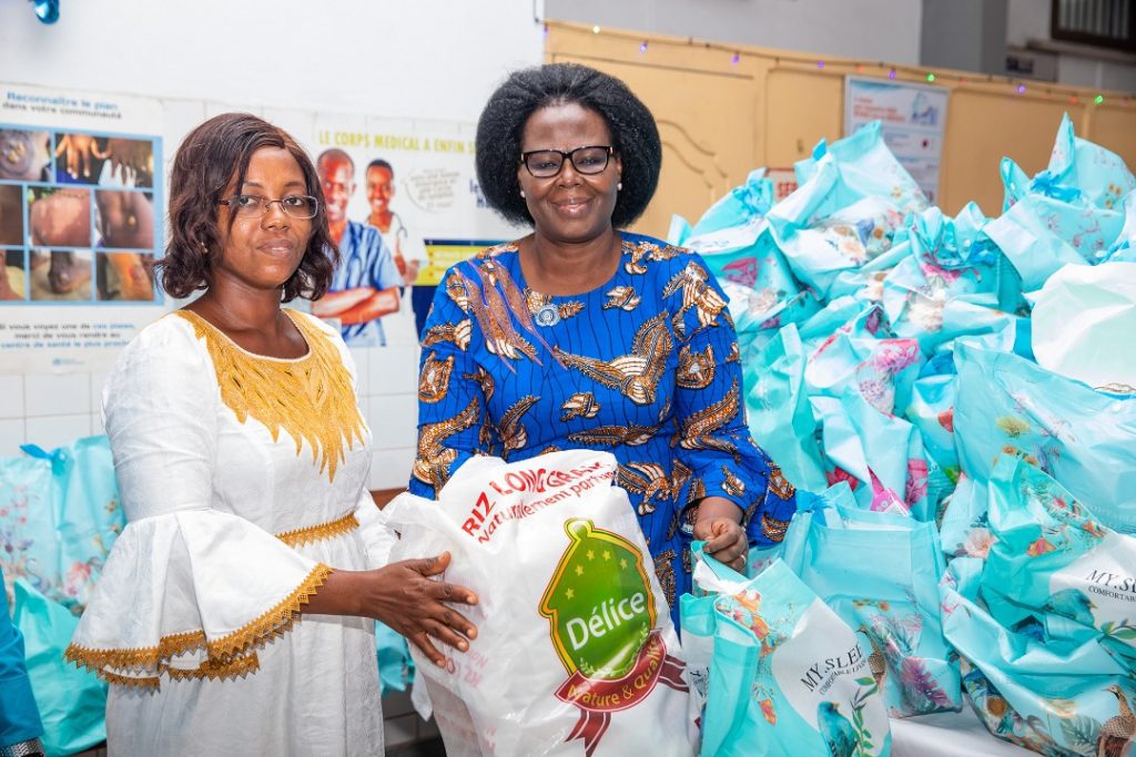 Ce vendredi 23 décembre 2022, l’esprit de Noël, fait de solidarité, de générosité et de partages, s’est invité au près des nouveau-nés et enfants malades des hôpitaux et CMS de Lomé.