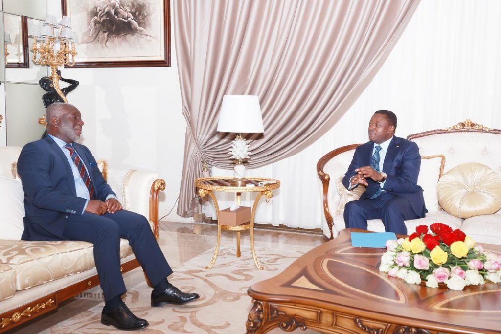 Le chef de l’Etat Faure Essozimna Gnassingbé a reçu ce 10 janvier 2022, le Président du conseil d’administration (PCA) du Fonds africain de garantie/African Guarantee Fund (AGF). Monsieur Félix Bikpo a présenté au Président de la République l’ambition de l’AGF de renforcer son partenariat avec le Togo en matière de financement des PME/PMI et de promotion de la finance verte.