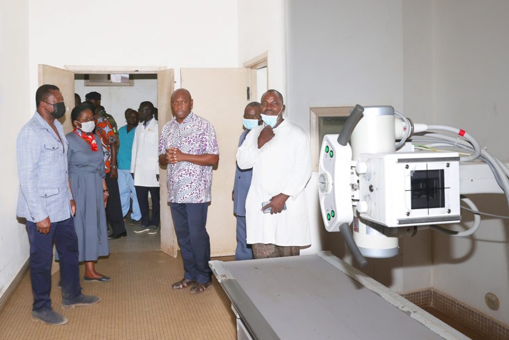 Le Président de la République, Faure Essozimna Gnassingbé a visité, ce 26 janvier 2023, le Centre hospitalier universitaire (CHU) et le Centre hospitalier régional (CHR) de Kara. A cette occasion, le chef de l’Etat s’est entretenu avec le personnel soignant sur les réformes du système sanitaire notamment la formation du personnel, la réhabilitation des structures sanitaires et le renforcement du plateau technique.