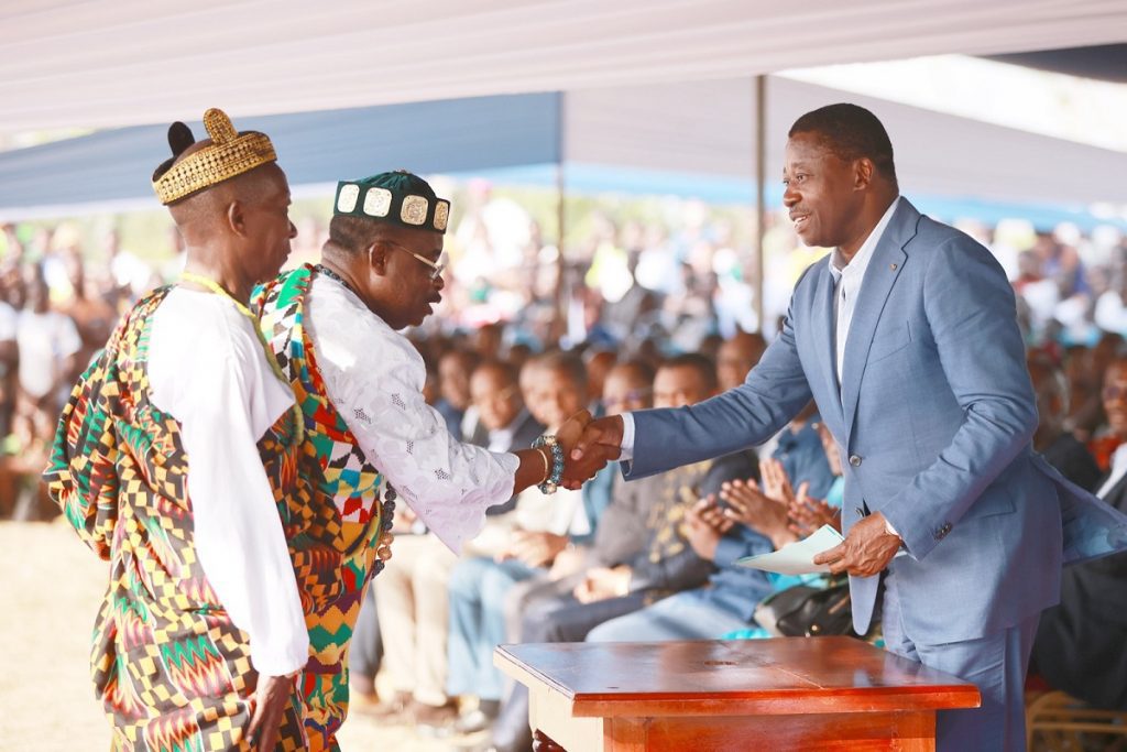 Le Président de la République, Faure Essozimna Gnassingbé a échangé ce 10 févier 2023 avec les chefs traditionnels, reines-mères et notables des villages et cantons des Plateaux Est à Notsé et avec ceux des Plateaux Ouest à Kpélé Adéta.