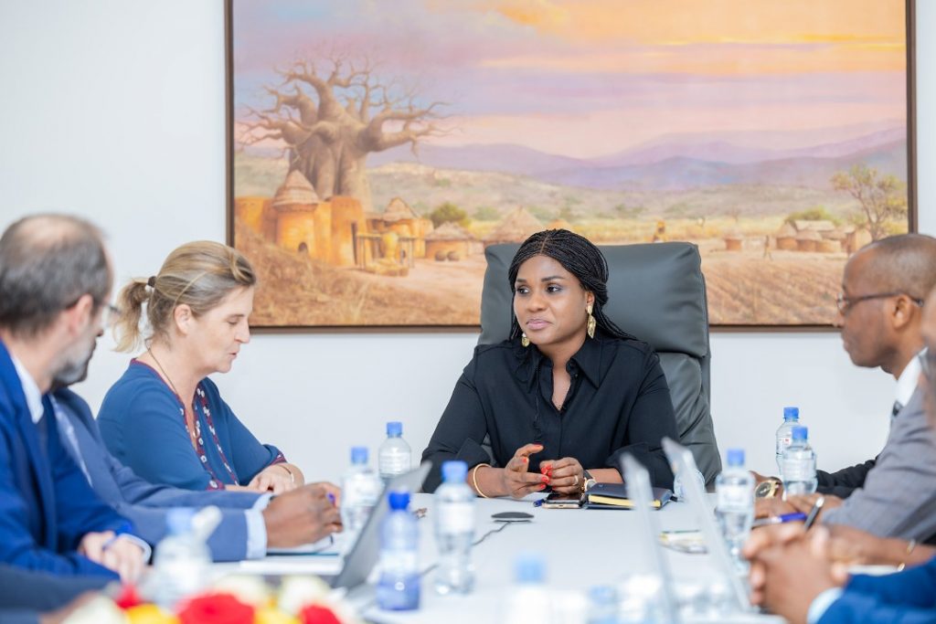 La Ministre, Secrétaire générale de la Présidence de la République, Madame Sandra Ablamba Johnson, Gouverneur de la Banque mondiale a reçu, ce 20 février 2023 à Lomé, Madame Coralie Gevers, Directrice des opérations de la Région Afrique de l'ouest et centrale.
