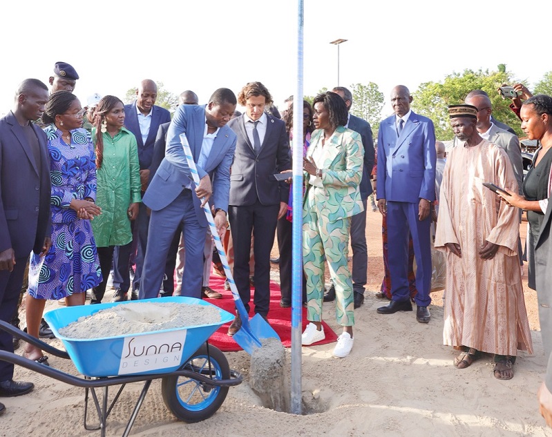 Le Président de la République, Faure Essozimna Gnassingbé a procédé, ce 20 avril 2023 dans la localité de Kadjanga (Binah), au lancement du Projet de fourniture, d’installation de 50 000 lampadaires solaires autonomes et intelligents, avec une maintenance et une garantie des installations sur 12 ans.