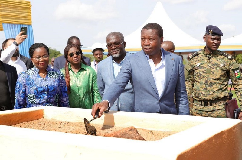 A la suite de l’apothéose du dernier acte du Forum national des producteurs agricoles du Togo (FoPAT), le chef de l’Etat, Faure Essozimna Gnassingbé, a présidé, ce jeudi 20 avril 2023, la cérémonie de pose de la première pierre pour la construction du Centre régional de mécanisation agricole (CRMA) de Kara situé à Tchitchao.