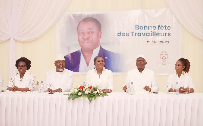 Le personnel de la Présidence de la République et des institutions rattachées a célébré, autour de Madame Sandra Ablamba Johnson, ministre, Secrétaire général de la Présidence de la République, la fête du travail, ce 1er mai 2023. C’était en présence des proches collaborateurs du Président de la République.