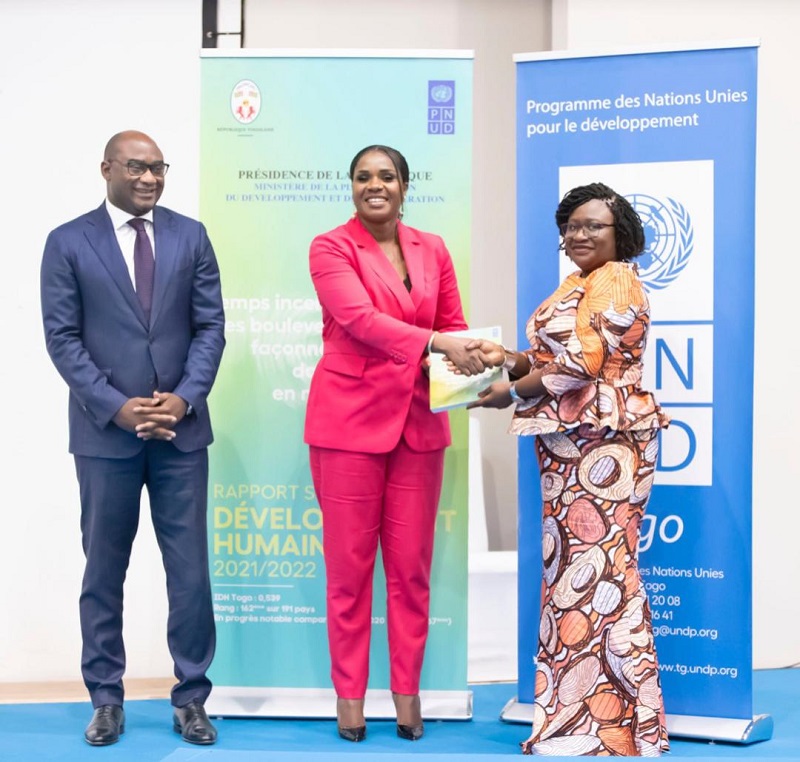 Le gouvernement togolais et le Programme des Nations unies pour le développement (PNUD) ont procédé ce 19 mai 2023 à Lomé, au lancement national du Rapport sur le Développement Humain (RDH) 2021/2022, sous le thème « Temps incertains, vies bouleversées : façonner notre avenir dans un monde en mutation ».