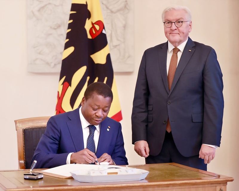 En séjour à Berlin dans le cadre du quatrième Sommet du G20- Compact with Africa (G20-CwA), le Président de la République, Faure Essozimna Gnassingbé a été invité ce 20 novembre 2023, à un banquet officiel offert à son honneur par le Président de la République Fédérale d’Allemagne Frank-Walter Steinmeier au Palais présidentiel Bellevue de Berlin.