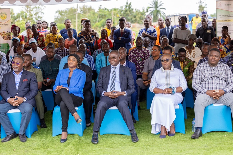 Le Président de la République, Faure Essozimna Gnassingbé poursuit sa politique de développement local, en dotant les communautés à la base d’infrastructures socioéconomiques adéquates. Dans cette perspective, une délégation gouvernementale était, ce 11 novembre 2023, respectivement à Afagnan-Gbléta (préfecture du Bas-Mono) pour une remise officielle des ouvrages du marché moderne et à Glidji (préfecture des Lacs) pour une visite des infrastructures du nouveau marché moderne de la localité.