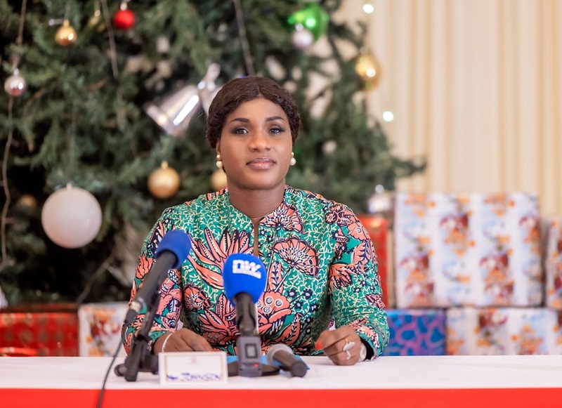 La fête de Noël est un moment important que le Président de la République, Faure Essozimna Gnassingbé aime partager avec les populations. Dans cette dynamique, Madame Sandra Ablamba Johnson, Ministre, Secrétaire général de la Présidence de la République, a procédé, au nom du chef de l’Etat, à la remise de kits alimentaires et de jouets aux enfants du personnel de l’institution, ce 22 décembre 2023. C’était en présence des collaborateurs du Président de la République et des représentants des institutions rattachées.