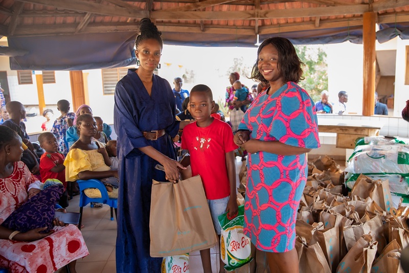 Entamées le vendredi 22 décembre 2023 au palais de la Présidence de la République, les actions du chef de l’Etat, Faure Essozimna Gnassingbé en faveur des enfants en cette période de fêtes de fin d’année, se sont poursuivies ce samedi 23 décembre 2023 dans des centres de santé et orphelinats de Lomé.
