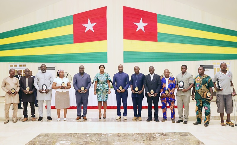 Madame Sandra Ablamba Johnson, Ministre, Secrétaire général de la Présidence de la République a présidé, ce 05 janvier 2024, au nom du chef de l’Etat Faure Essozimna Gnassingbé, une cérémonie en l’honneur des fonctionnaires de l’institution admis à faire prévaloir leur droit à la retraite au titre des années 2022 et 2023.