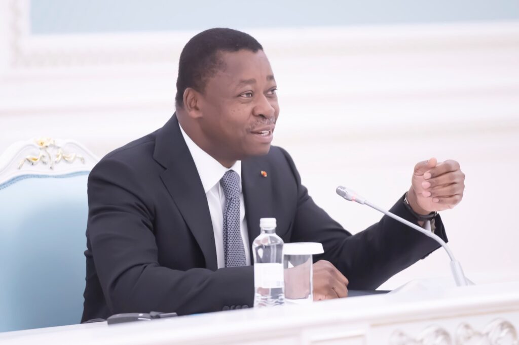 Le chef de l’État, Faure Essozimna Gnassingbé a présidé ce 12 janvier 2024 le Conseil des ministres. Au cours des travaux, le Conseil a examiné et adopté deux projets de loi et deux projets de décret. Le premier projet de loi est relatif aux associations au Togo et le second à la profession d’architecte dans notre pays. Quant aux projets de décret, ils portent respectivement création de l’unité togolaise de garde-côtes et création du conseil national de lutte contre le cancer.