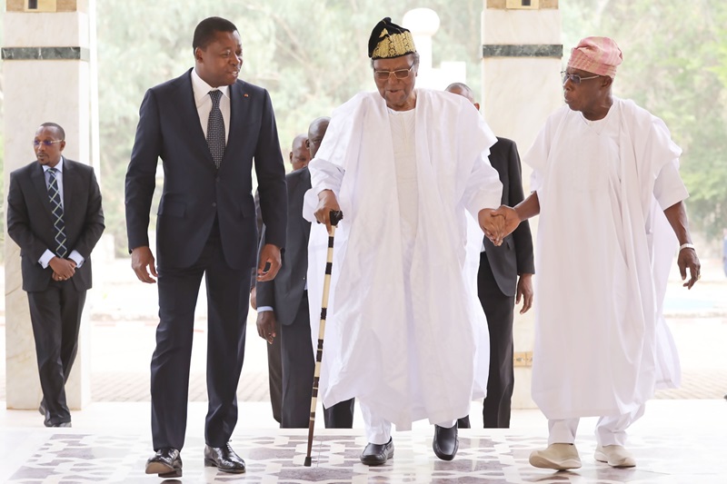 Le Président de la République, Faure Essozimna Gnassingbé s’est entretenu, ce 5 février 2024 à Pya, avec les anciens chefs d’Etat, le Général Olusegun Obasanjo du Nigeria et Nicéphore Soglo du Bénin, qui séjournent à Kara dans le cadre de la célébration du 19è anniversaire du rappel à Dieu du Président Gnassingbé Eyadéma