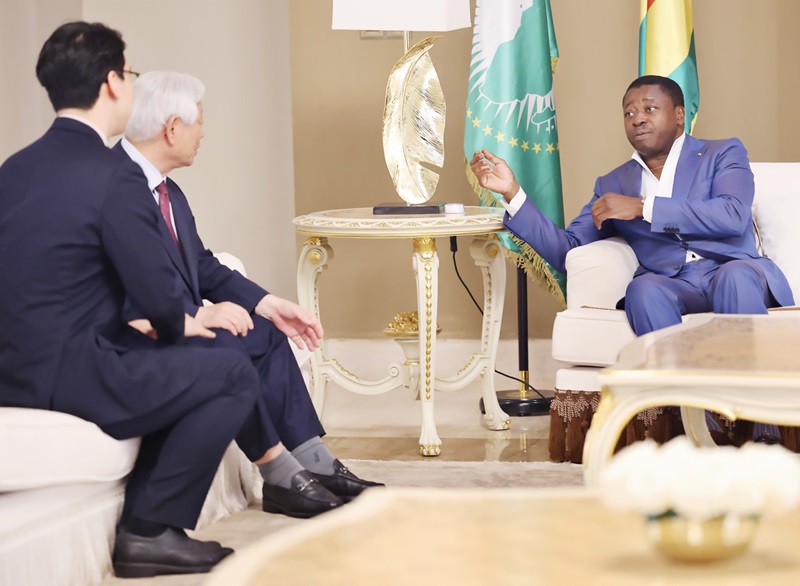 Le Président de la République, Faure Essozimna Gnassingbé s’est entretenu, ce vendredi 9 février 2024, avec le Révérend Pasteur Ock Soo Park, fondateur de International Youth Fellowship (IYF), une ONG dédiée à la promotion de la jeunesse.