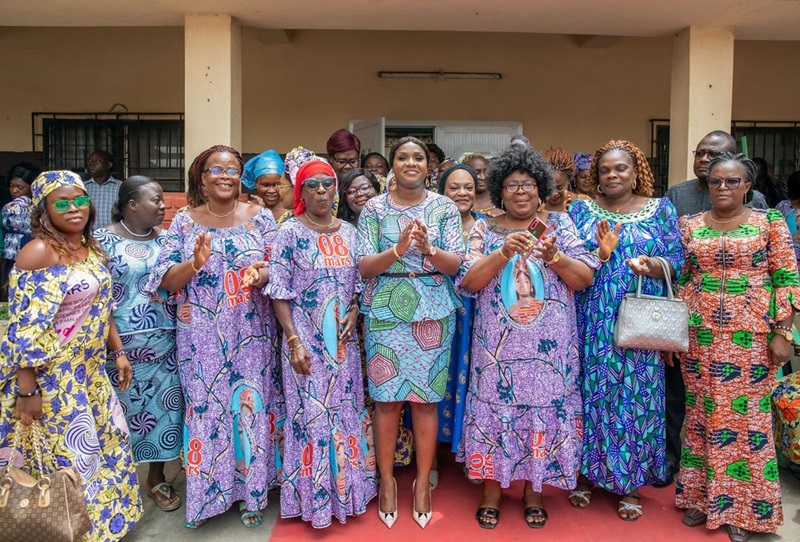 Madame Sandra Ablamba Johnson, Ministre, Secrétaire général de la Présidence République, invité d'honneur de l'Association des femmes natives de Bè, a présidé ce 22 mars 2024 une rencontre d'échanges organisée par ce regroupement qui œuvre pour la formation de la femme et le développement humain durable. C’était à l’occasion de l’apothéose de la Journée internationale des droits de la femme (JIF). L’événement s’est déroulé en présence des autorités politiques, administratives et traditionnelles du canton de Bè.