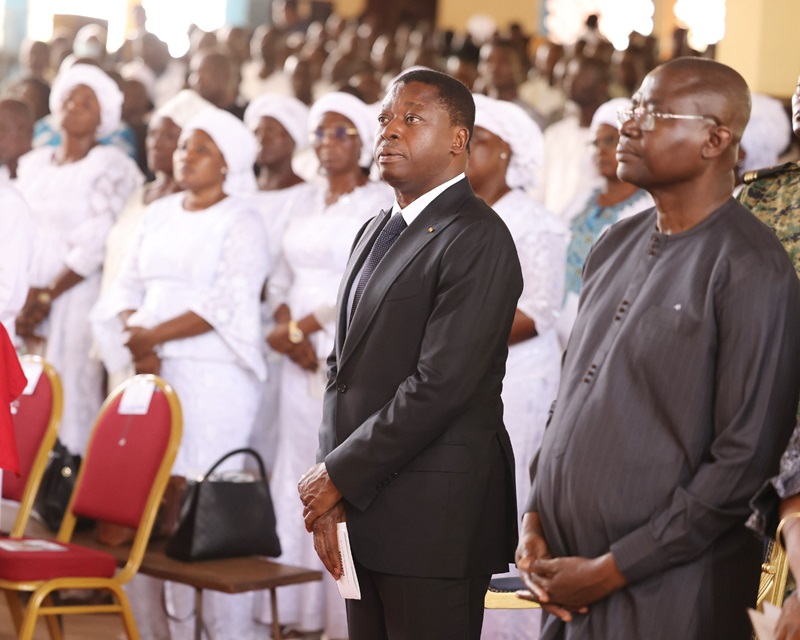 Le Président de la République, Faure Essozimna Gnassingbé a assisté, ce vendredi 8 mars 2024 à Siou dans la préfecture de Doufelgou, aux obsèques du feu Colonel Bitala Madjoullba, Ancien Chef Corps du premier Bataillon d’Intervention Rapide (1er BIR) décédé dans la nuit du 03 au 04 mai 2020 à Lomé dans sa 52ème année.