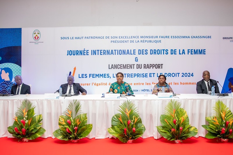 Madame le Ministre, Secrétaire général de la Présidence de la République, Sandra Ablamba Johnson, Gouverneur de la Banque mondiale pour le Togo et Monsieur Ousmane Diagana, Vice-président de la Banque mondiale pour l’Afrique de l’ouest et du centre, ont présidé ce 8 mars 2024 la cérémonie de lancement officiel du rapport au Togo « Women, Business and Law 2024 » (Femmes, Entrepreneuriat et Droit) du Groupe de la Banque mondiale.