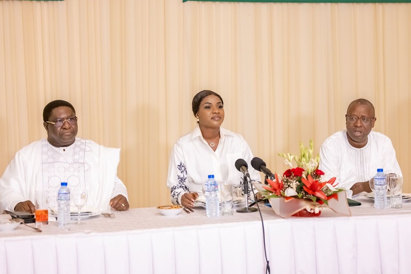 Madame Sandra Ablamba Johnson, ministre, Secrétaire général de la Présidence de la République, a présidé ce 1er mai 2024 à la Place des fêtes, la cérémonie commémorative de la Journée internationale des travailleurs (JIT) organisée en l’honneur du personnel de la première institution.