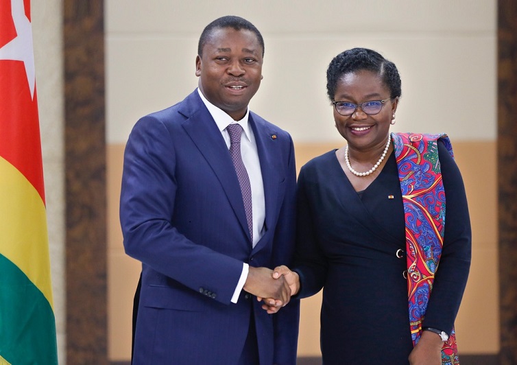 Madame le Premier ministre, a présenté ce mardi 31 mai 2024, la démission de son gouvernement au Président de la République, Faure Essozimna Gnassingbé, à la suite de la tenue des élections législatives du 29 avril 2024, dont les résultats définitifs ont été proclamés le 13 mai dernier.