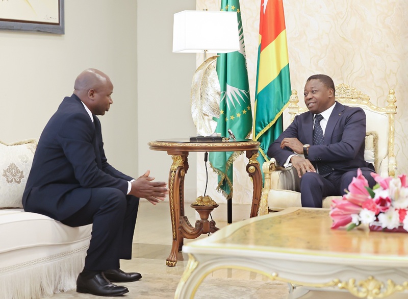 Le cérémonial de présentation des lettres de créance de ce 28 mars 2025 s’est poursuivi avec l’accréditation des représentants des missions diplomatiques de la Guinée, du Mali, du Gabon et du Rwanda. A l’issue de leur rencontre avec le Président de la République, ils ont promis d’œuvrer au renforcement des liens de fraternité et du partenariat avec le Togo dans divers domaines.