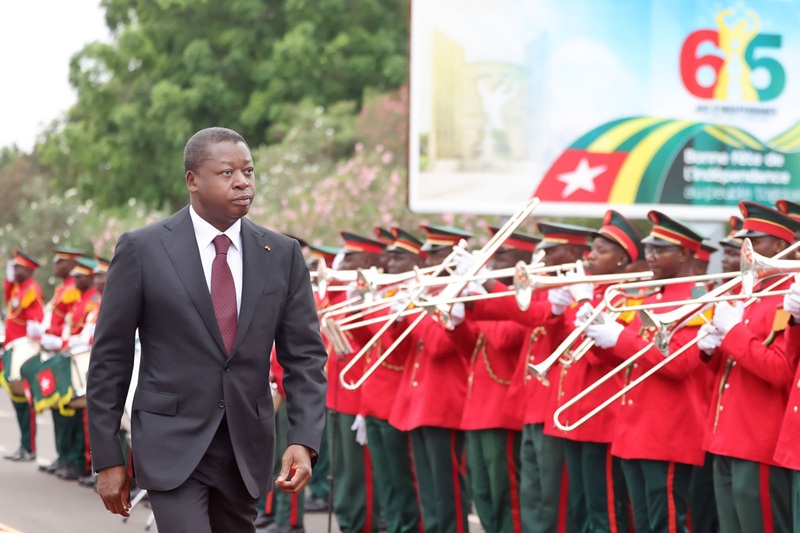 27 avril 1960-27 avril 2025. Il y a 65 ans jour pour jour, le Togo accède à la souveraineté internationale. Dans une ambiance de grande mobilisation populaire, les Togolais ont célébré cet anniversaire de l’indépendance du pays. A cet effet, le Président de la République, Faure Essozimna Gnassingbé a présidé un impressionnant défilé militaire, paramilitaire et civil, au cours duquel différents groupes ont démontré leur attachement aux valeurs républicaines et au patriotisme.