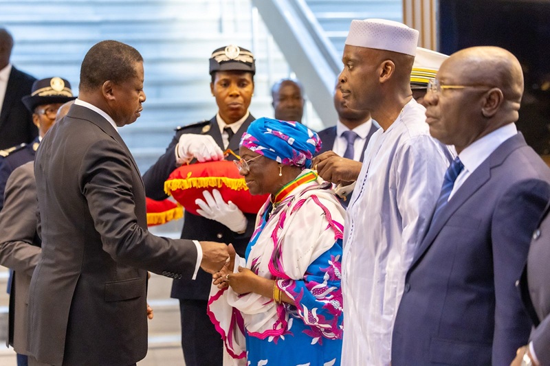 Le chef de l’Etat, Faure Essozimna Gnassingbé a présidé ce samedi 26 avril 2025, une cérémonie solennelle de décoration de plusieurs compatriotes militaires et civiles, en reconnaissance de leur mérite et engagement pour la nation et leur contribution à la consolidation de la paix, la sécurité et la stabilité au Togo.