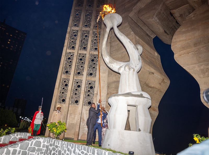 Le Président de la République, Faure Essozimna Gnassingbé a procédé, ce samedi 26 avril 2025, au rallumage de la flamme de l’indépendance à la veille de la célébration des 65 ans de l’indépendance du Togo.