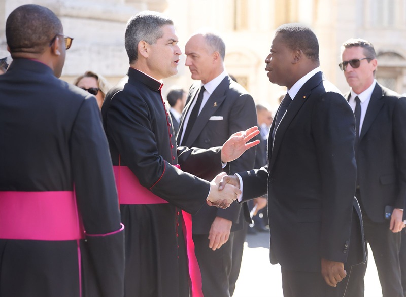 Ce 26 avril 2025, le monde entier s’est recueilli à la Place Saint-Pierre de Rome pour rendre un dernier hommage à Sa Sainteté le Pape François rappelé à Dieu le lundi de Pâques 21 avril 2025. Parmi les hôtes de marque invités à ces obsèques, le Président de la République, Faure Essozimna Gnassingbé.