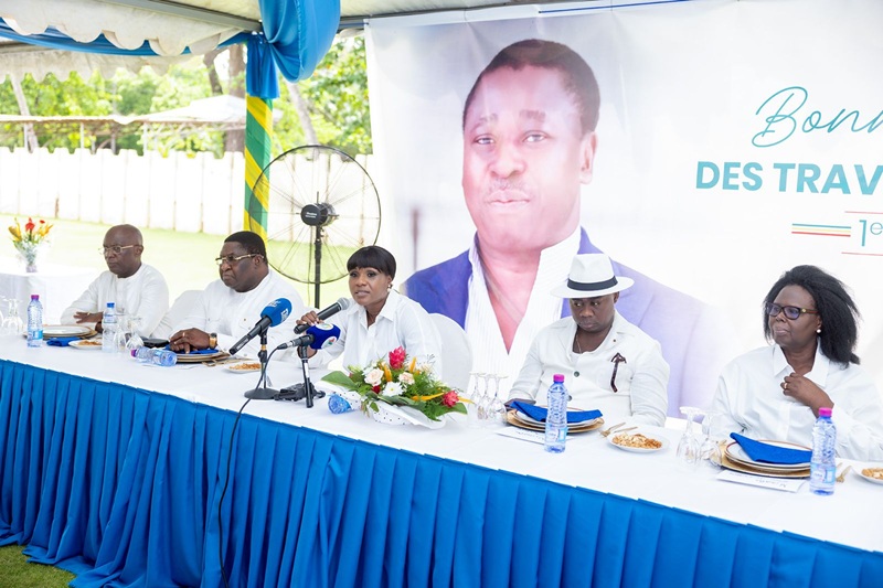 Fidèle à une tradition bien ancrée, le personnel de la Présidence de la République du Togo a célébré avec éclat la fête du travail, ce 1er mai 2025 autour de Madame Sandra Ablamba Johnson, ministre, Secrétaire général, représentant le chef de l’Etat.